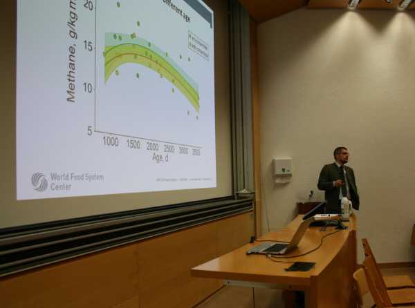Enlarged view: Florian Grandl presenting his findings