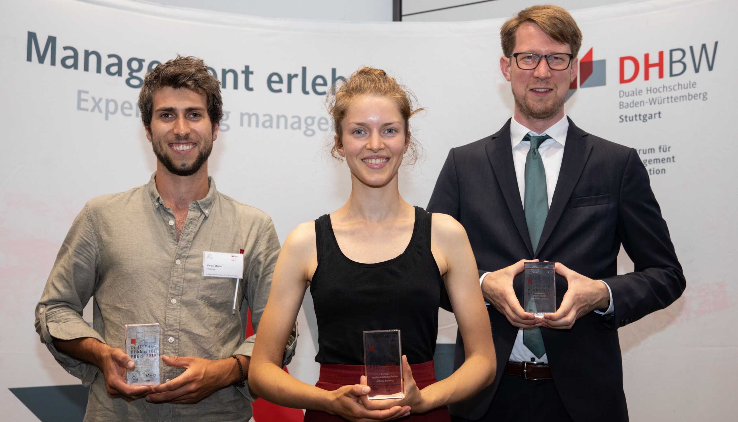 Prize winners Manuel Stamm (ETH Zürich), Antonia Bartning (HNE Eberswalde) and Dr. Jan Robert Lohmann (Universität Passau) (Image: DHBW Stuttgart / SAGSAGA)