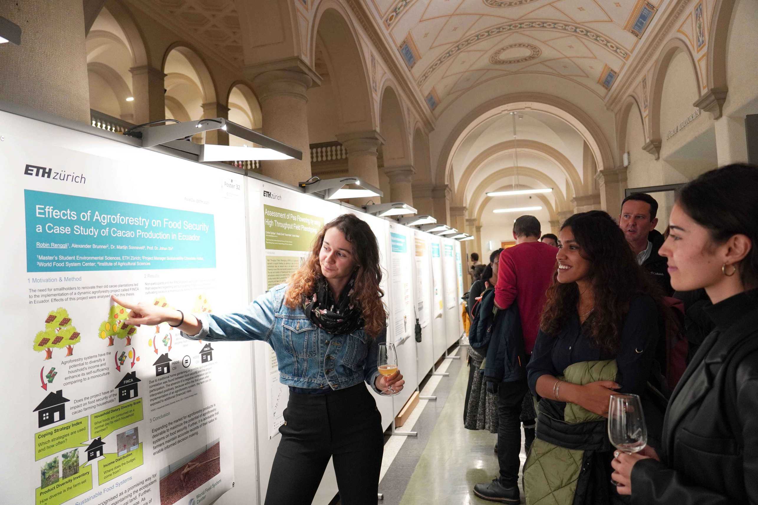 Discussions during the Networking Poster Session (Image: WFSC/Selina Hess).