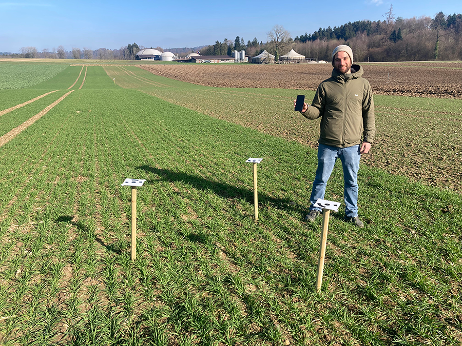 Data collection of multli-view images using a smartphone, enabling the tracking of crop growth and development over time through advanced 3D and 4D modeling techniques (Image: Joaquin Gajardo Castillo).